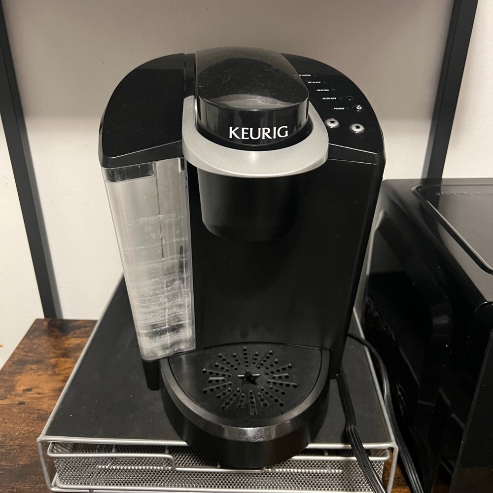 KEURIG COFFEE MAKER